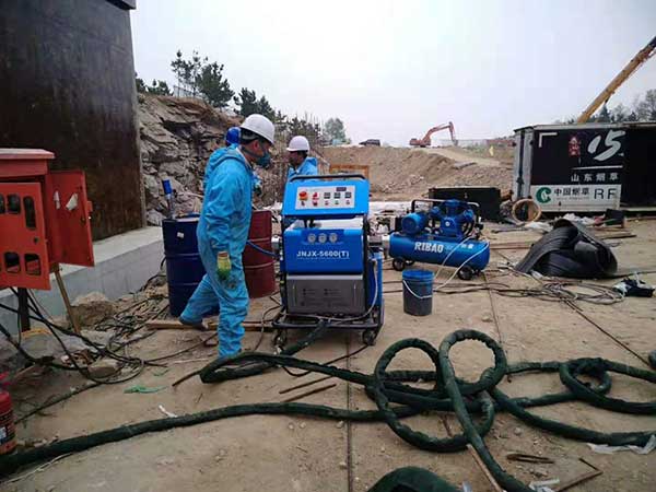 哪種噴涂機(jī)耐用適合防腐工程隊(duì)使用(圖2) 聚脲噴涂機(jī)H5600(T)噴涂測試